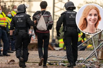 Polizisten führen einen Teilnehmer einer illegalen Corona-Party in München ab: Nicht alle Menschen halten sich an die Regeln zur Eindämmung der Pandemie.