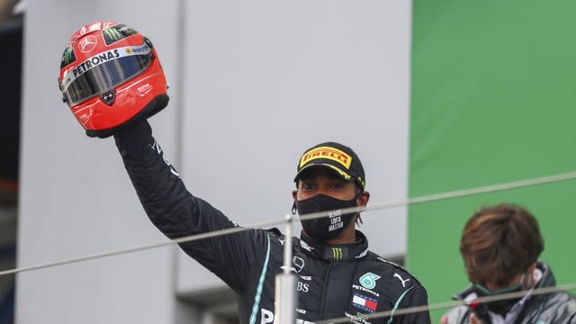 Lewis Hamilton hat einen Helm Michael Schumachers von dessen Sohn Mick erhalten. Lewis Hamilton hat einen Helm Michael Schumachers von dessen Sohn Mick erhalten.