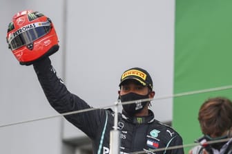 Lewis Hamilton hat einen Helm Michael Schumachers von dessen Sohn Mick erhalten.