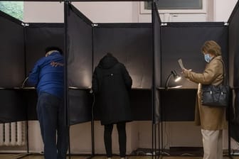 Bürger geben in einem Wahllokal in Vilnius ihre Stimme ab.
