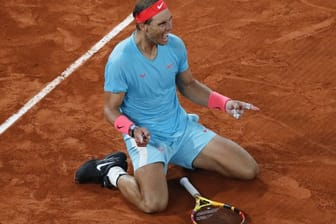 Rafael Nadal feiert seinen Sieg über Novak Djokovic im Finale der French Open.