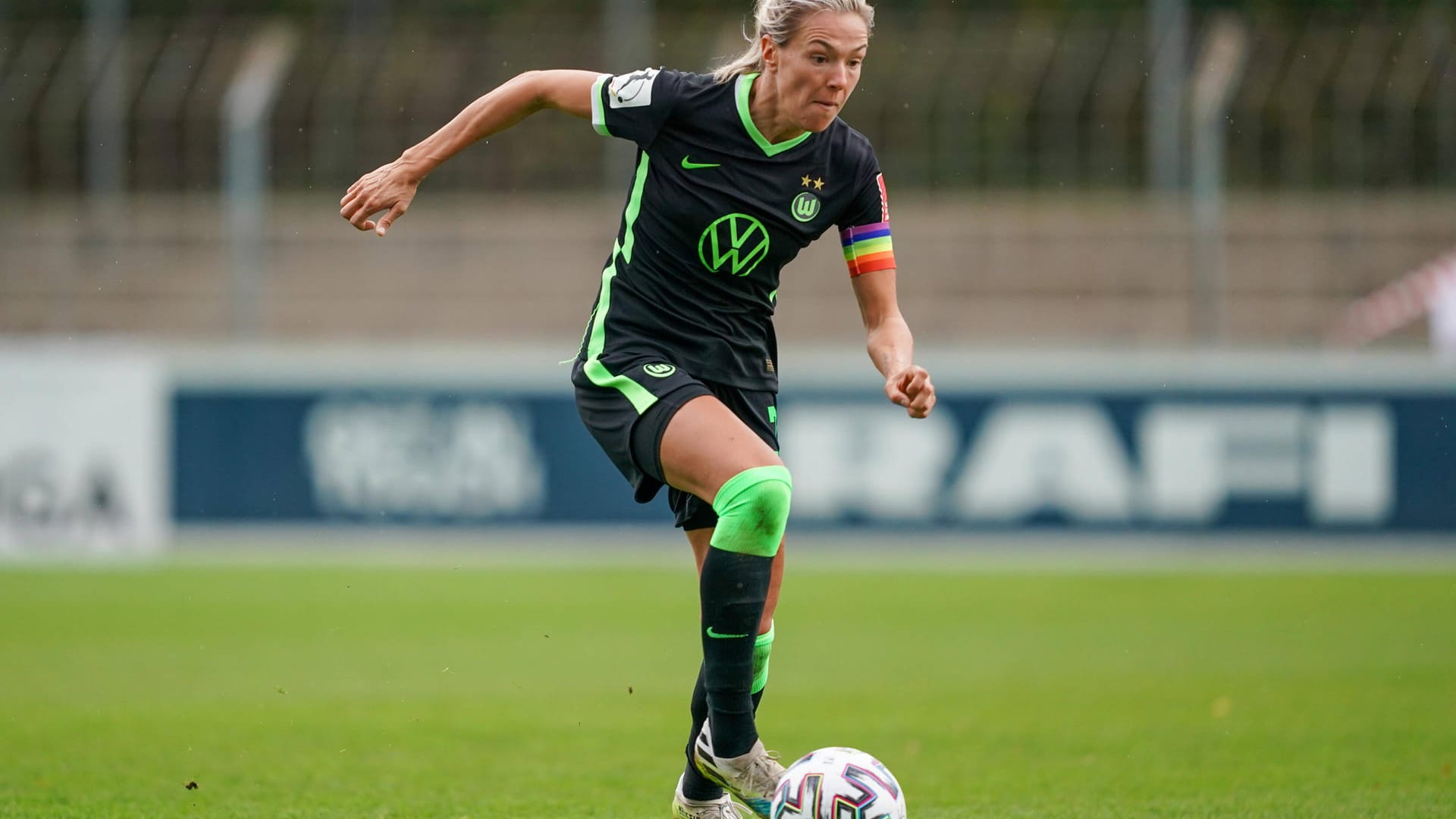 Zsanett Jakabfi am Ball: Die eingewechselte Speilerin hatte die Wölfinnen in der 70. Minute in Führung gebracht. Zsanett Jakabfi am Ball: Die eingewechselte Speilerin hatte die Wölfinnen in der 70. Minute in Führung gebracht.