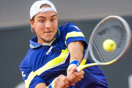 Jan-Lennard Struff schlägt einen Ball (Symbolbild): In Köln startet ein ATP-Turnier mit deutschem Duell als Auftakt.