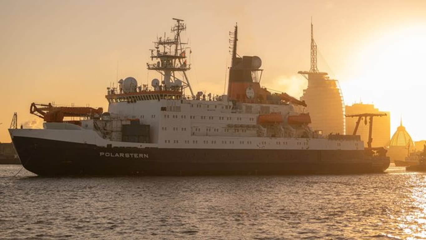 Die "Polarstern" kehrt nach einjähriger Expedition nach Bremerhaven zurück.