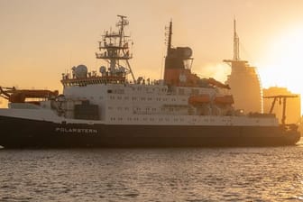 Die "Polarstern" kehrt nach einjähriger Expedition nach Bremerhaven zurück.