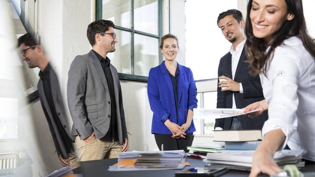 Nicht unbedingt Führungsaufgabe: Werden neue Mitarbeiter an Bord geholt, können auch Teammitglieder oder Personalreferenten sich an der Einarbeitung beteiligen.