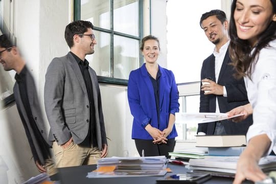 Nicht unbedingt Führungsaufgabe: Werden neue Mitarbeiter an Bord geholt, können auch Teammitglieder oder Personalreferenten sich an der Einarbeitung beteiligen.