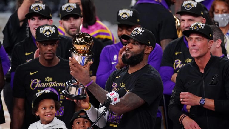 LeBron James hält die Trophäe in der Hand: Die Los Angeles Lakers freuen sich über einen weiteren NBA-Titel.