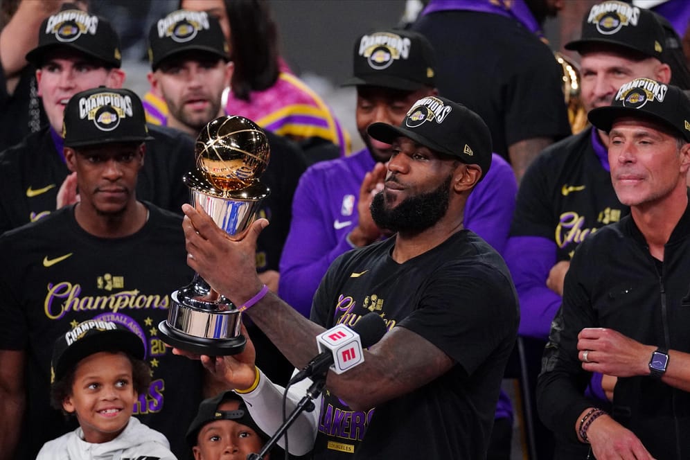 LeBron James hält die Trophäe in der Hand: Die Los Angeles Lakers freuen sich über einen weiteren NBA-Titel.