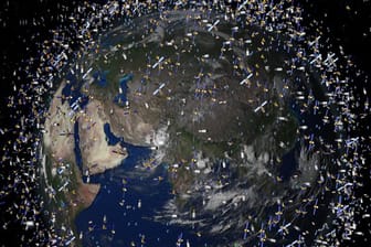 Das computergenerierte Bild der European Space Agency zeigt Weltraummüll früherer Weltraummissionen, der neben intakten Satelliten um die Erde kreist.