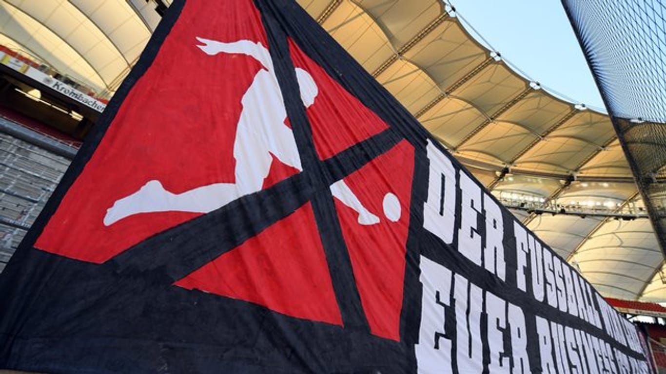 Politik und Fan-Organisationen machen Druck, die Bundesliga-Clubs selbst sind in der Corona-Krise zum Umdenken gezwungen.