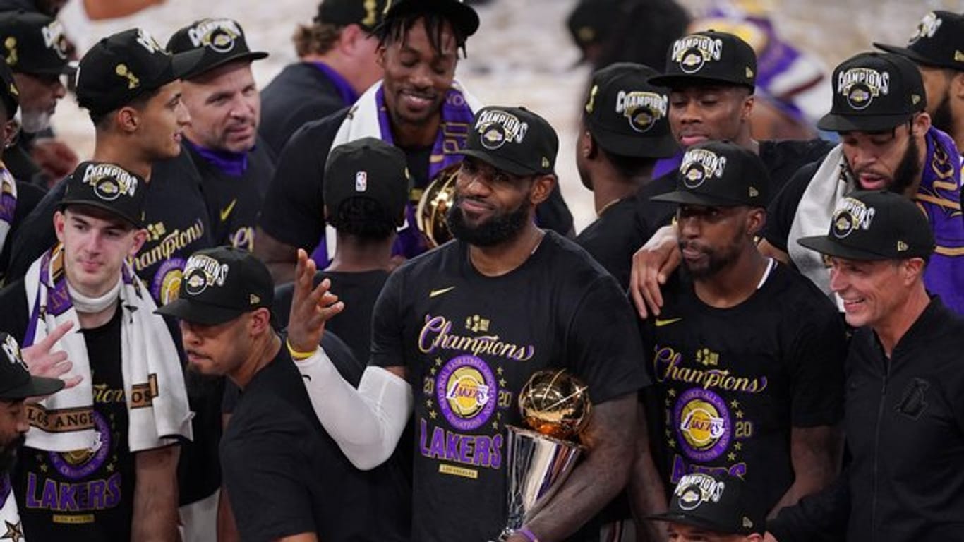 LeBron James (M) feiert mit den Los Angeles Lakers den NBA-Titel.