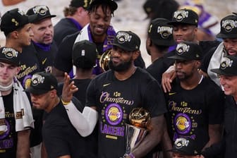 LeBron James (M) feiert mit den Los Angeles Lakers den NBA-Titel.