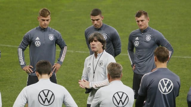 Bundestrainer Joachim Löw (M) tritt zum dritten Mal innerhalb von sieben Tagen mit dem DFB-Team an. Bundestrainer Joachim Löw (M) tritt zum dritten Mal innerhalb von sieben Tagen mit dem DFB-Team an.
