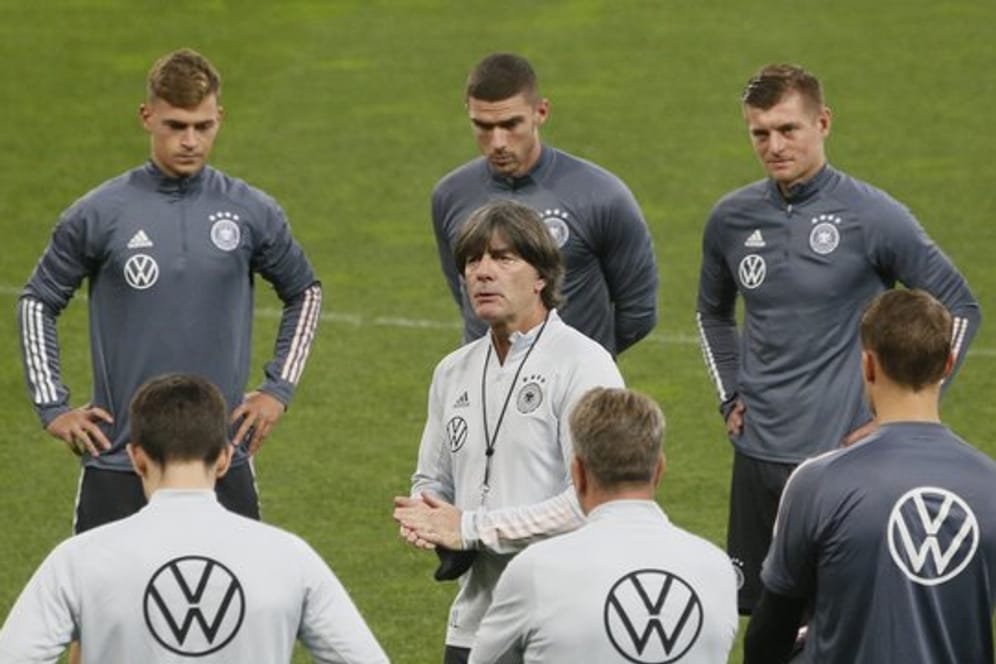 Bundestrainer Joachim Löw (M) tritt zum dritten Mal innerhalb von sieben Tagen mit dem DFB-Team an.