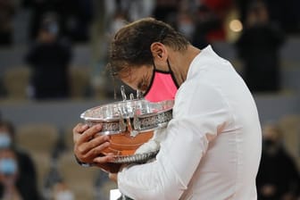 Rafael Nadal umarmt seinen Pokal.