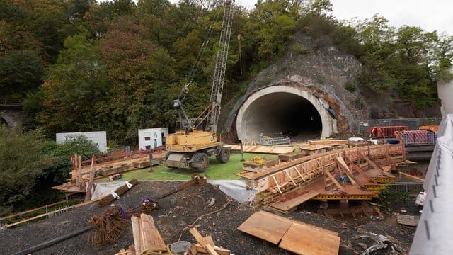 Baustelle am Ostportal des Tunnelneubaus der B417