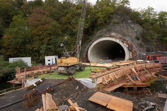 Baustelle am Ostportal des Tunnelneubaus der B417