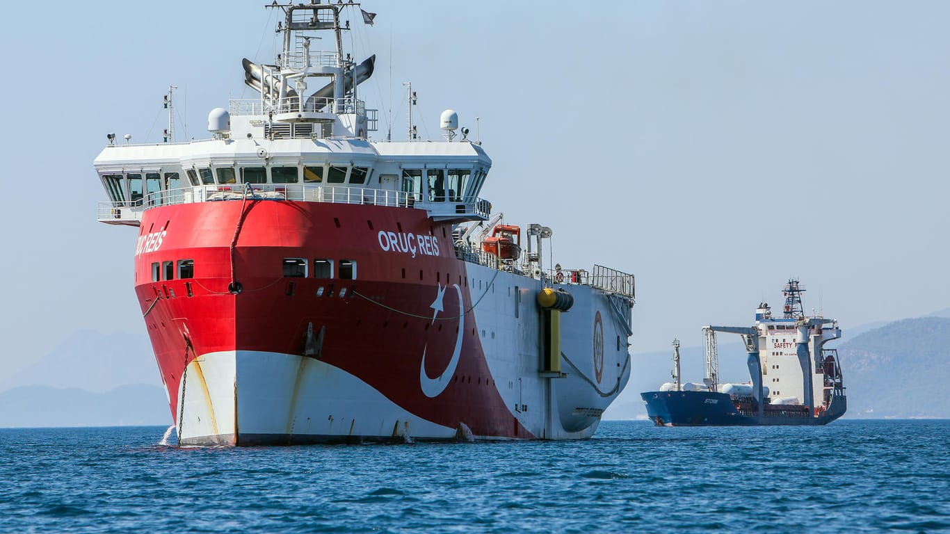 Das türkische Forschungsschiff "Oruç Reis": Derzeit noch vor der Küste Antalyas, soll das Schiff laut türkischen Angaben am Montag noch zu einer umstrittenen Erkundungstour aufbrechen.