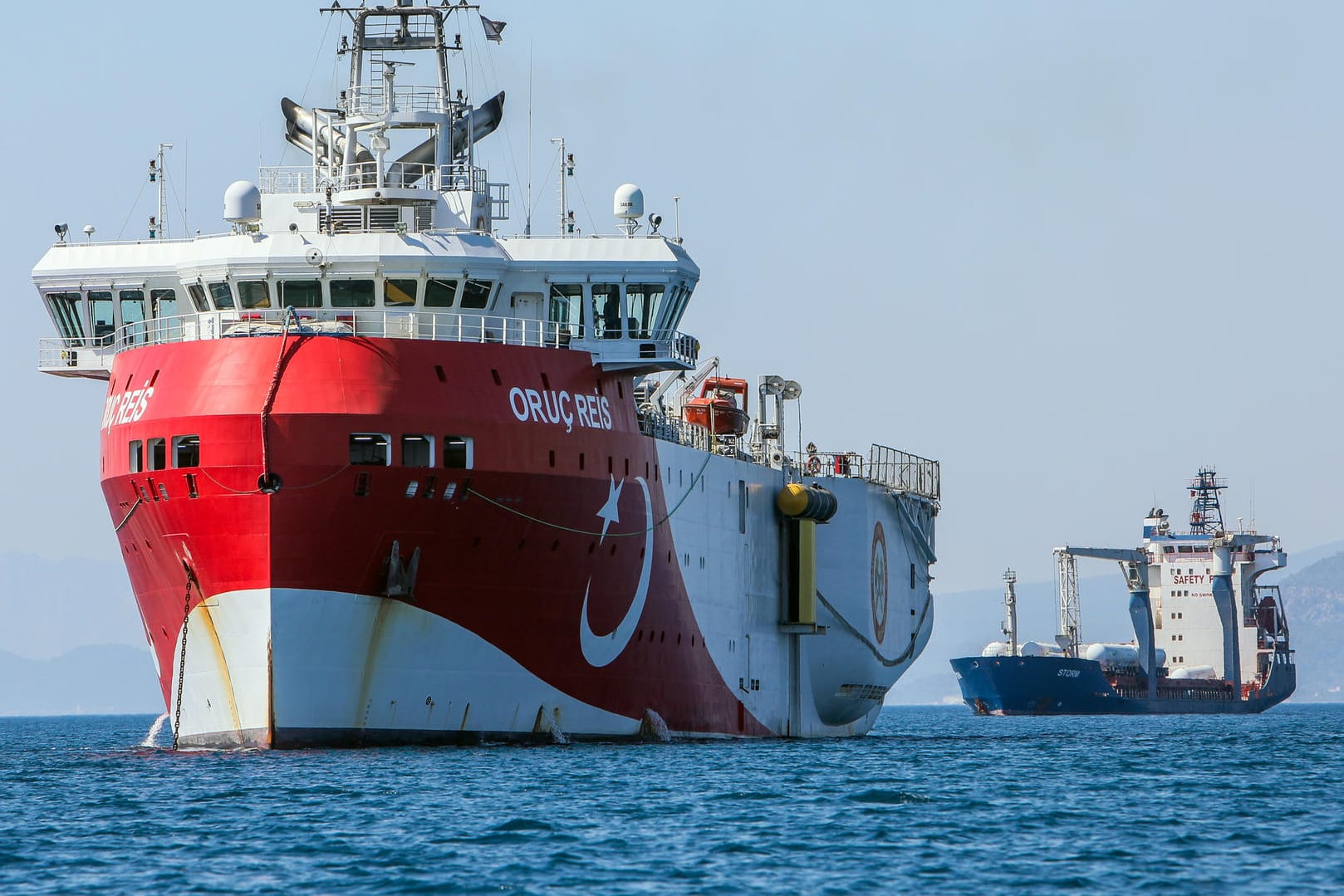 Das türkische Forschungsschiff "Oruç Reis": Derzeit noch vor der Küste Antalyas, soll das Schiff laut türkischen Angaben am Montag noch zu einer umstrittenen Erkundungstour aufbrechen.