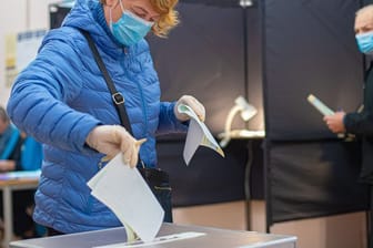 Eine Wählerin in einem Wahllokal in Vilnius.