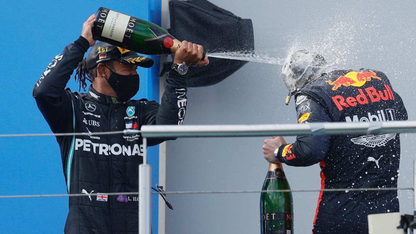 Lewis Hamilton begießt Max Verstappen bei der Siegerehrung mit Champagner: Hamilton hat den Siegrekord von Michael Schumacher eingestellt.
