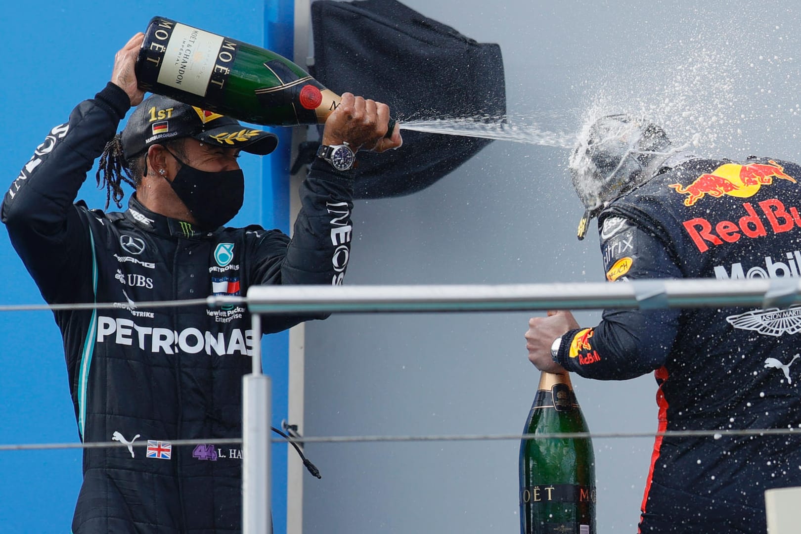 Lewis Hamilton begießt Max Verstappen bei der Siegerehrung mit Champagner: Hamilton hat den Siegrekord von Michael Schumacher eingestellt.