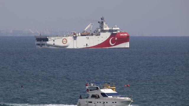 Das türkische Forschungsschiff Oruc Reis vor der Küste von Antalya im Mittelmeer. Das türkische Forschungsschiff Oruc Reis vor der Küste von Antalya im Mittelmeer.