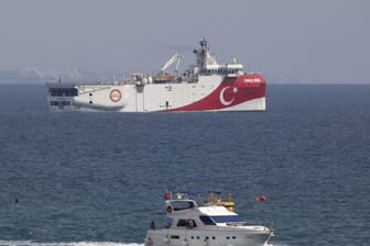 Das türkische Forschungsschiff Oruc Reis vor der Küste von Antalya im Mittelmeer.