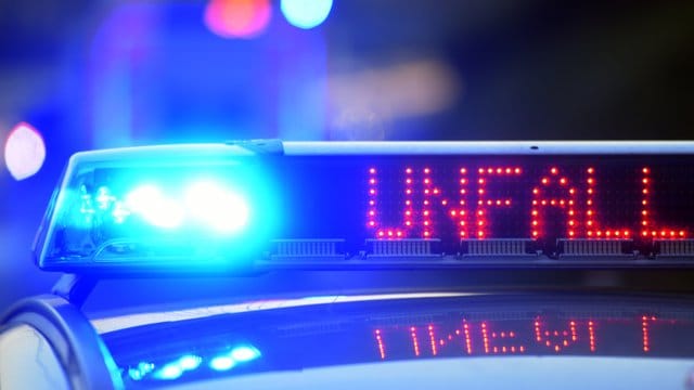 Ein Polizeiwagen steht mit Blaulicht an einem Unfallort Ein Polizeiwagen steht mit Blaulicht an einem Unfallort