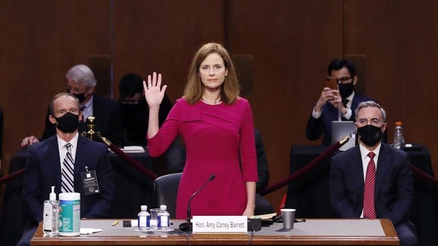 Richter-Kandidatin Amy Coney Barrett wird bei der Anhörung vereidigt. Richter-Kandidatin Amy Coney Barrett wird bei der Anhörung vereidigt.
