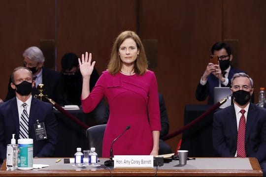 Richter-Kandidatin Amy Coney Barrett wird bei der Anhörung vereidigt.