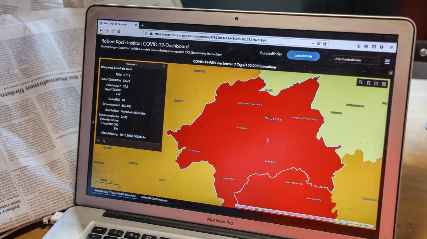 Eine Karte auf einem Laptop zeigt die Corona-Hotsots in Nordrhein-Westfalen: Die Stadt liegt seit Tagen über dem kritischen Wert von 50 Neuinfektionen pro 100.000 Einwohner.