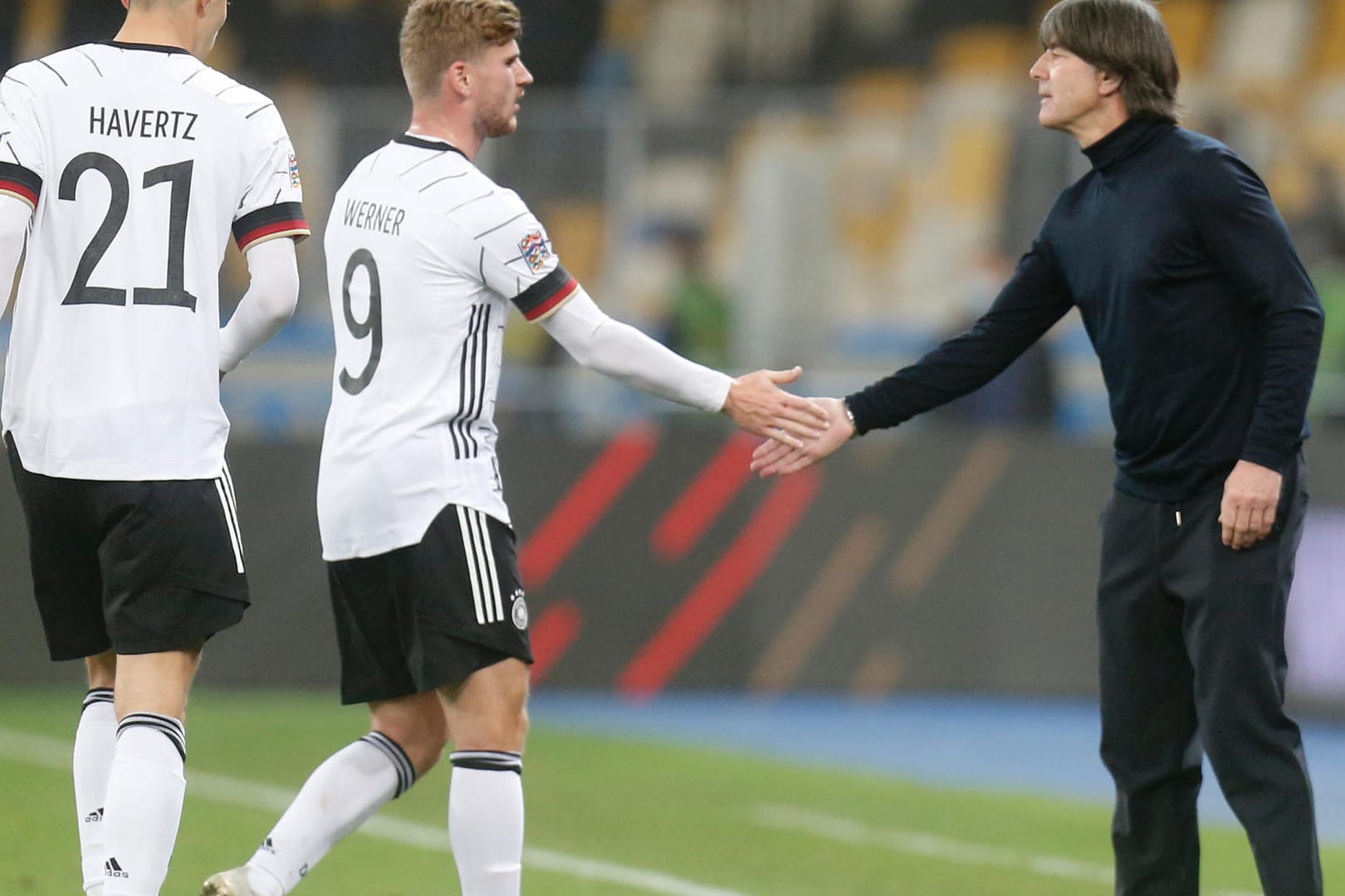 Joachim Löw (r) jubelt mit seinen Spielern Timo Werner und Kai Havertz: Beide wurden erst kurz vor Schluss eingewechselt.