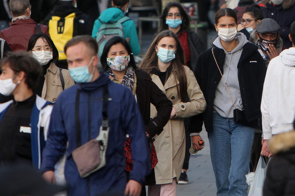 Frankfurt: Passanten müssen nun in der Innenstadt und an stark frequentierten Plätzen Mund-Nase-Bedeckungen tragen.