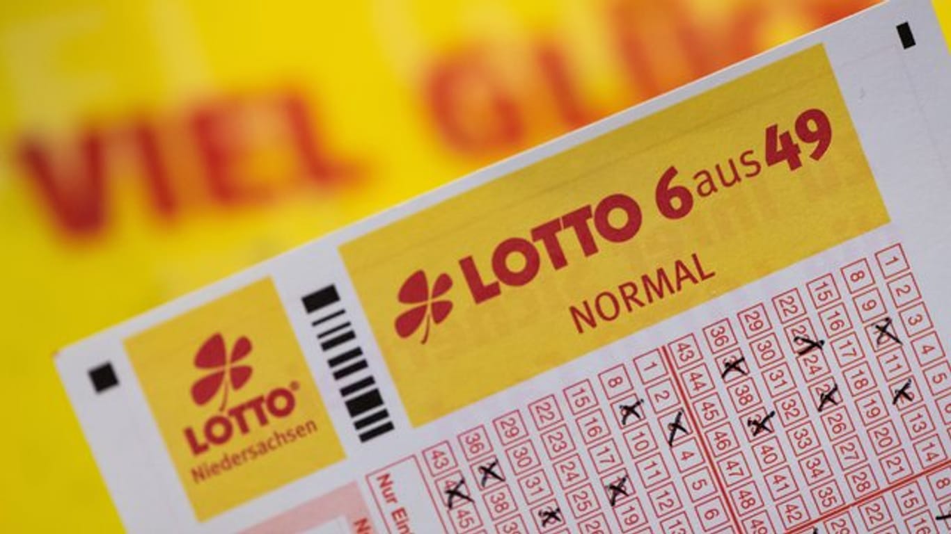 Ein Lottoschein mit den sechs Richtigen kann ein leben verändern.