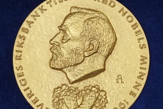 Wirtschaftsnobelpreis-Medaille: Die Auszeichnung geht an die Ökonomen US-Ökonomen Paul R. Milgrom und Robert B. Wilson.