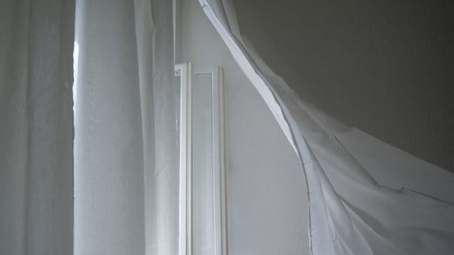 Fenster auf, Aerosole raus: Stoßlüften ist eine wichtige Vorsichtsmaßnahme, um das Risiko einer Corona-Übertragung zu verringern. Fenster auf, Aerosole raus: Stoßlüften ist eine wichtige Vorsichtsmaßnahme, um das Risiko einer Corona-Übertragung zu verringern.
