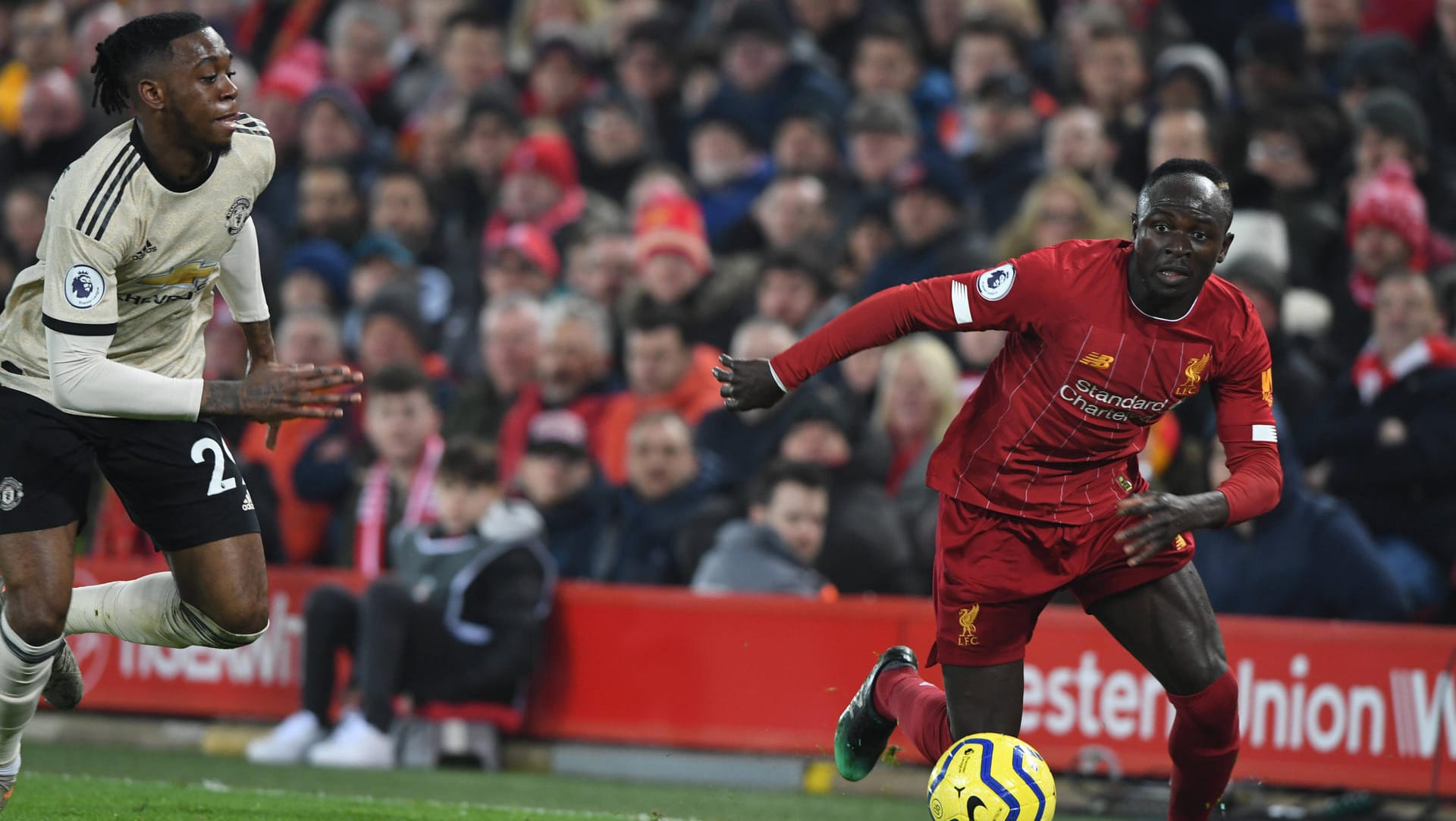 Auf dem Platz Rivalen, in Sachen Liga-Reform einer Meinung: Die Erzrivalen Manchester United (hier Aaron Wan-Bissaka) und Liverpool (Sadio Mané (r.)).