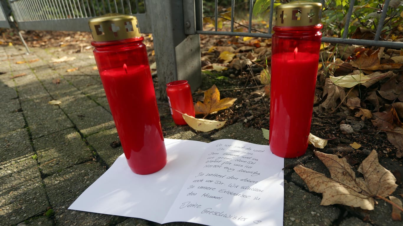 Kerzen stehen vor einer Hausruine in Duisburg: Dort wurde am Samstag die Leiche einer 14-Jährigen gefunden.