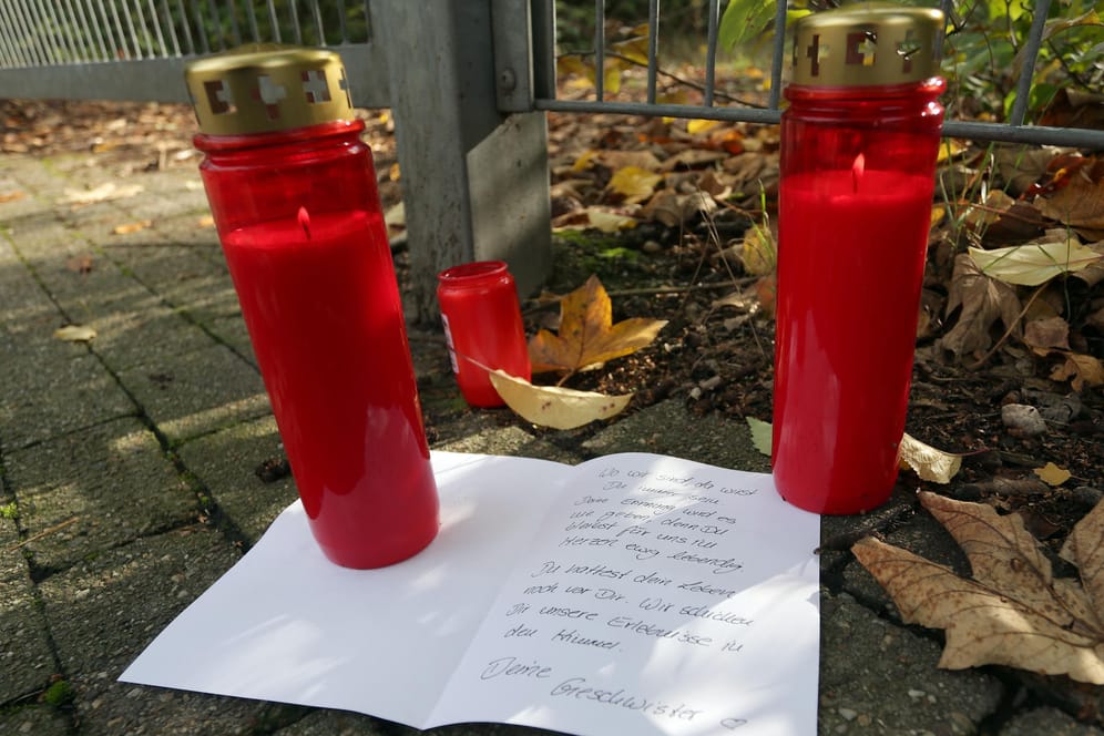 Kerzen stehen vor einer Hausruine in Duisburg: Dort wurde am Samstag die Leiche einer 14-Jährigen gefunden.