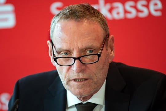 Laut dem Sparkassen-Präsident Helmut Schleweis ist weder bei der Rückzahlung von Darlehen noch bei der Inanspruchnahme von Dispokrediten eine auffällige Zunahme zu erkennen. Laut dem Sparkassen-Präsident Helmut Schleweis ist weder bei der Rückzahlung von Darlehen noch bei der Inanspruchnahme von Dispokrediten eine auffällige Zunahme zu erkennen.