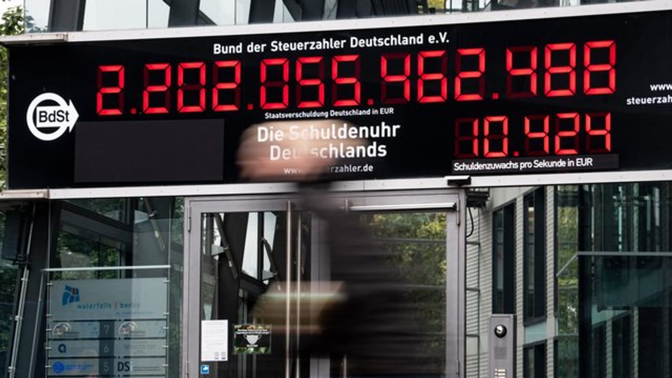 Die Schuldenuhr am Gebäude des Bundes der Steuerzahler in Berlin-Mitte zeigt am 12.