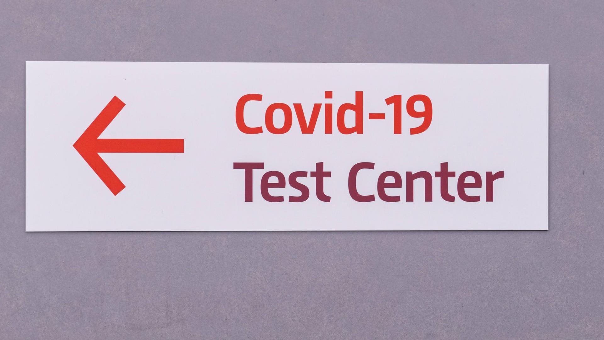 Hinweisschild eines Covid-19-Testcenters (Symbolbild): Die Stadt Berlin hat keine kostenlosen Tests für Reisende geplant.