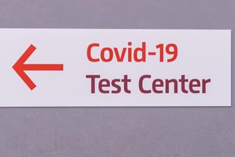 Hinweisschild eines Covid-19-Testcenters (Symbolbild): Die Stadt Berlin hat keine kostenlosen Tests für Reisende geplant.