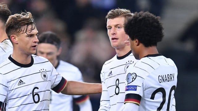 Stehen vor runden Jubiläen im DFB-Team: Joshua Kimmich (l) und Toni Kroos (M). Stehen vor runden Jubiläen im DFB-Team: Joshua Kimmich (l) und Toni Kroos (M).