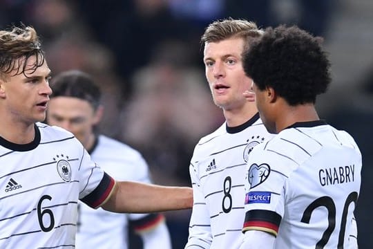 Stehen vor runden Jubiläen im DFB-Team: Joshua Kimmich (l) und Toni Kroos (M).