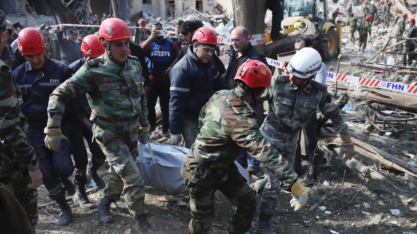 Rettungskräfte tragen eine verletzte Person: In Bergkarabach gibt es die schwersten Gefechte seit Jahrzehnten.