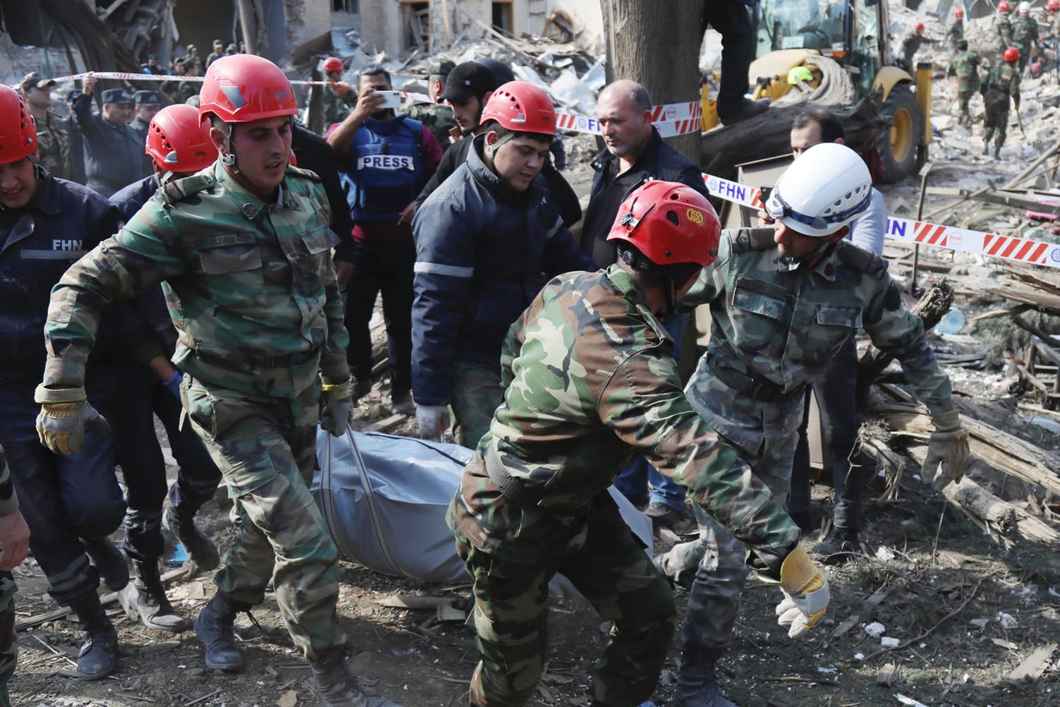 Rettungskräfte tragen eine verletzte Person: In Bergkarabach gibt es die schwersten Gefechte seit Jahrzehnten.