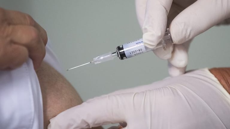 Weil der Grippeimpfstoff in dieser Saison knapp werden könnte, empfehlen Experten, zunächst nur Risikopatienten zu impfen.
